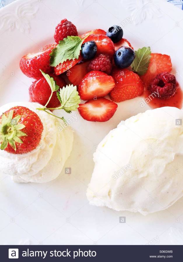 strawberries-with-ice-cream-s06gwb