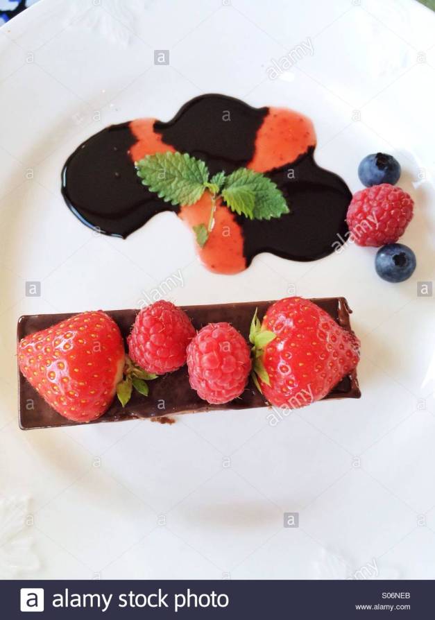 strawberry-with-chocolate-cake-s06neb